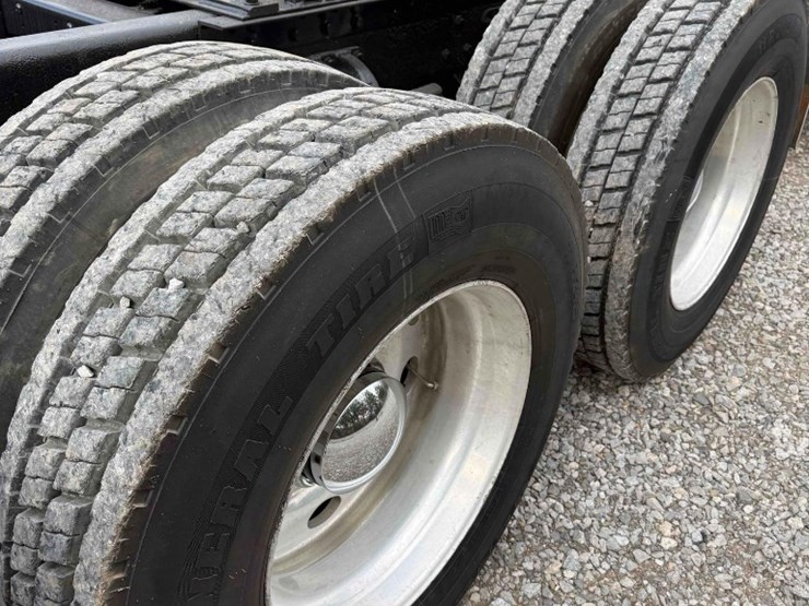 1998-peterbilt-379-image-12