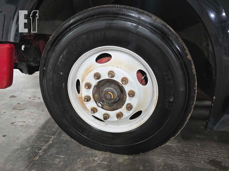 2017-volvo-vnl42300-image-17