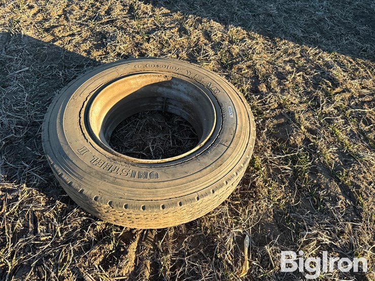 10r22.5-tire-&-rim-image-5