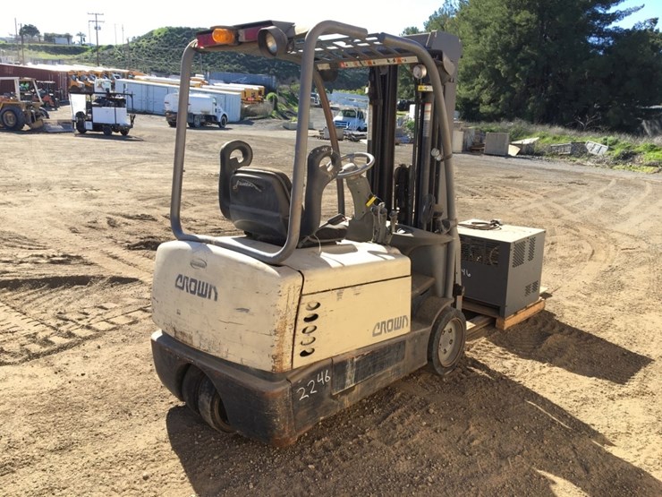 crown-sc4040-40-3-wheel-industrial-forklift,-image-3