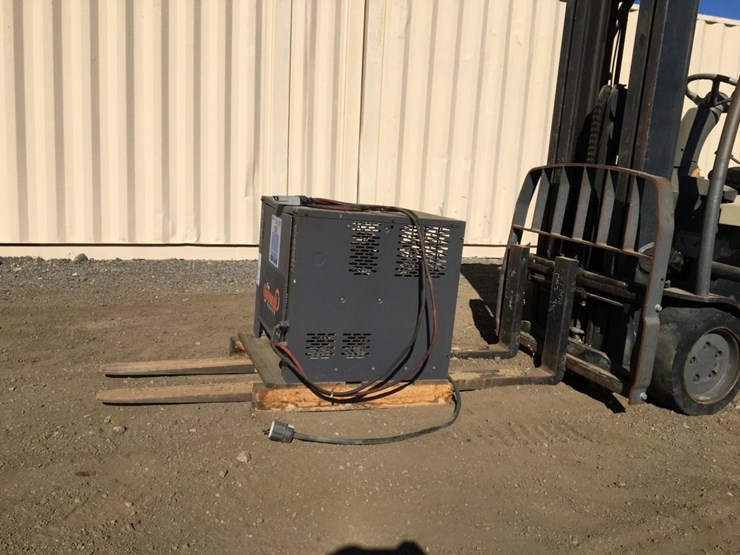 crown-sc4040-40-3-wheel-industrial-forklift,-image-9