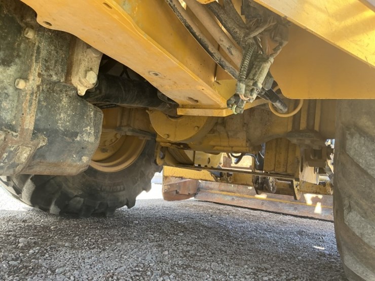 2015-deere-210l-image-37