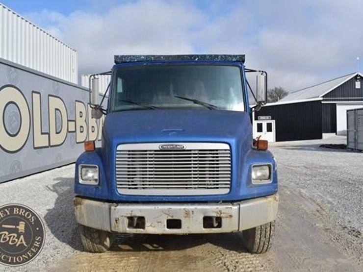 2000-freightliner-fl70-image-11