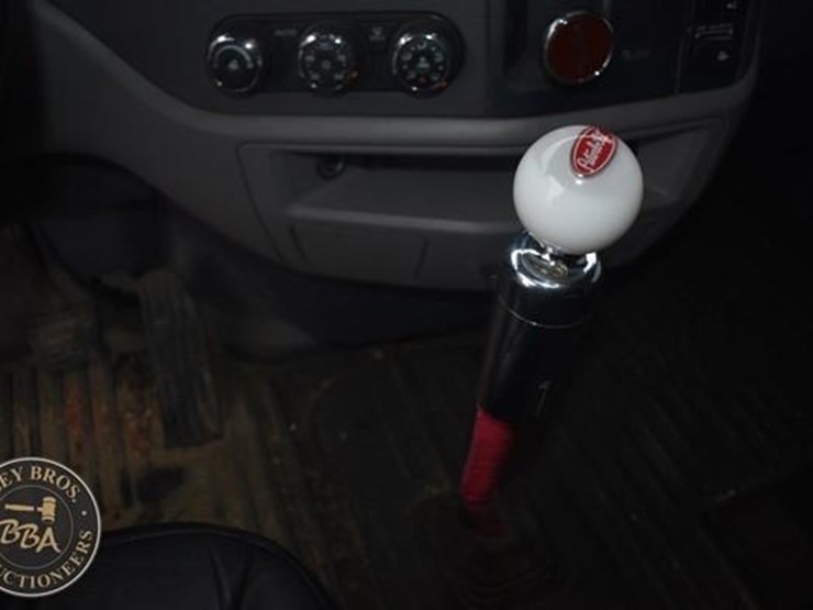 2015-peterbilt-579-image-41