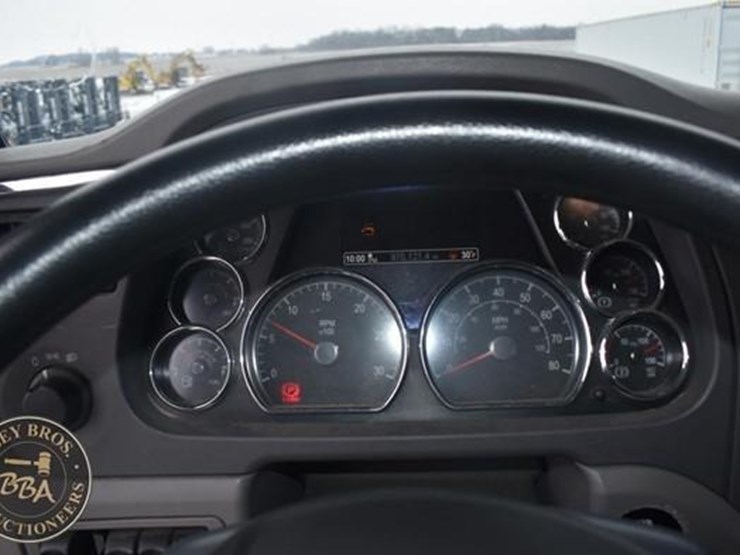 2015-peterbilt-579-image-38