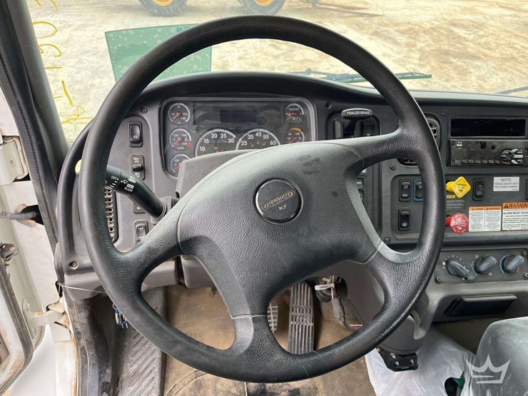 2020-freightliner-m2-106-image-11