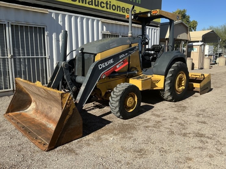 2015-deere-210l-image-2