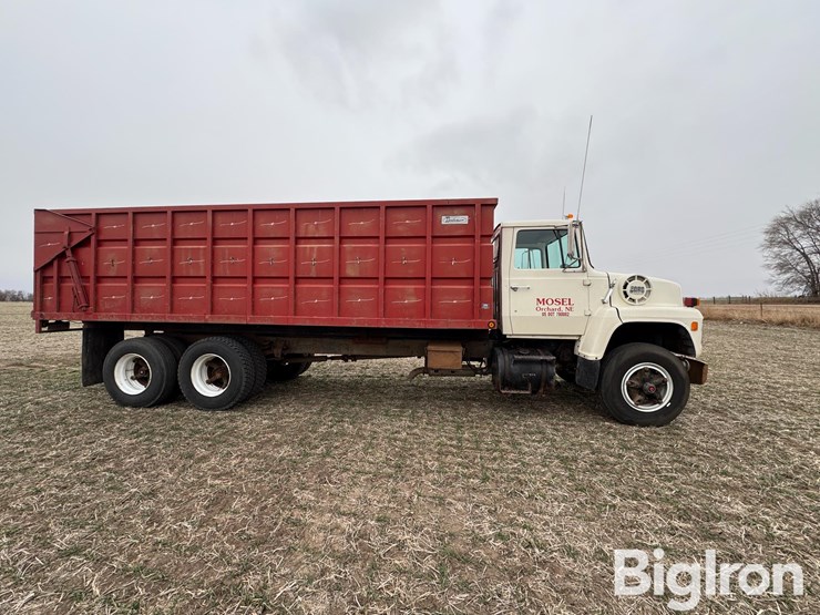 1979-ford-8000-image-4