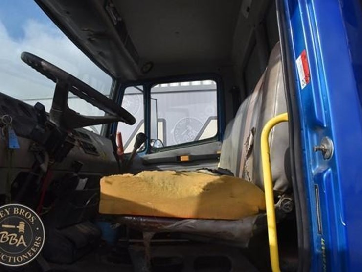 2000-freightliner-fl70-image-33