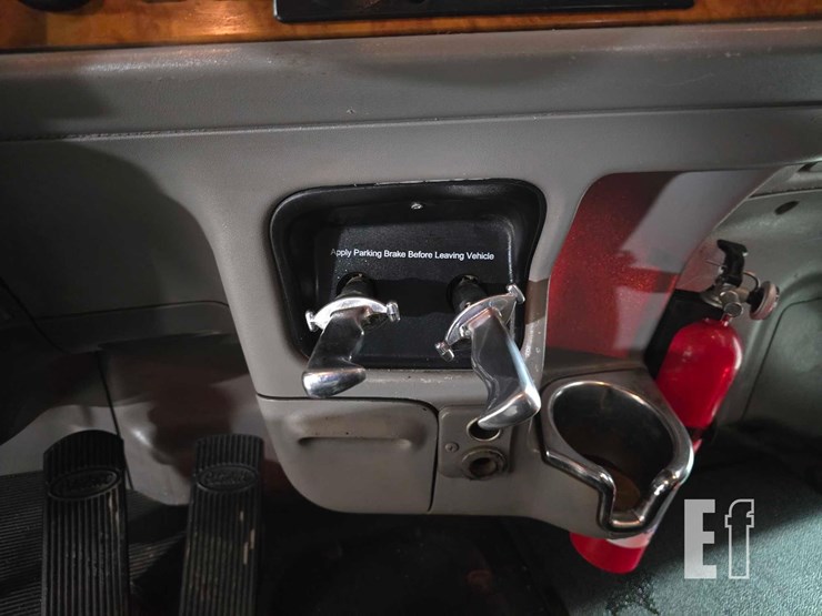 2008-peterbilt-386-image-15