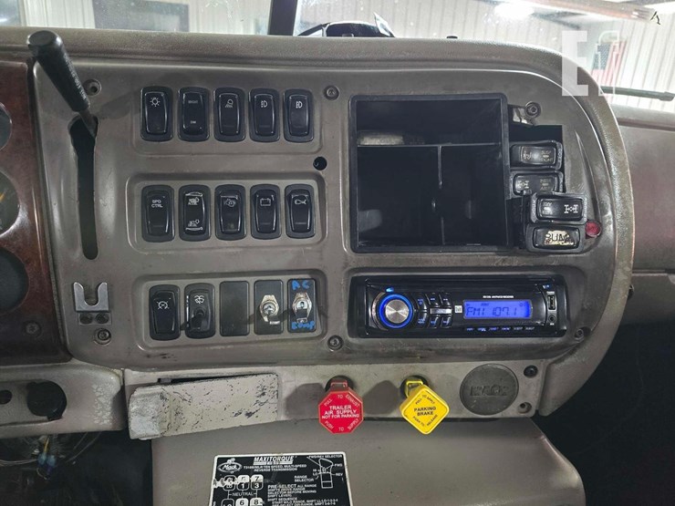 2005-mack-vision-cxn613-image-13