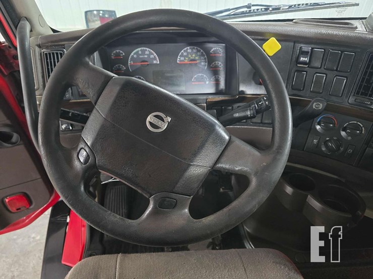 2017-volvo-vnl42300-image-10