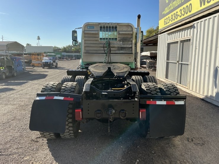 2011-international-7600-image-6