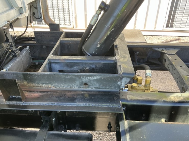 1999-freightliner-fl80-image-35