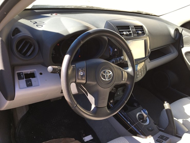 2014-toyota-rav4-image-7