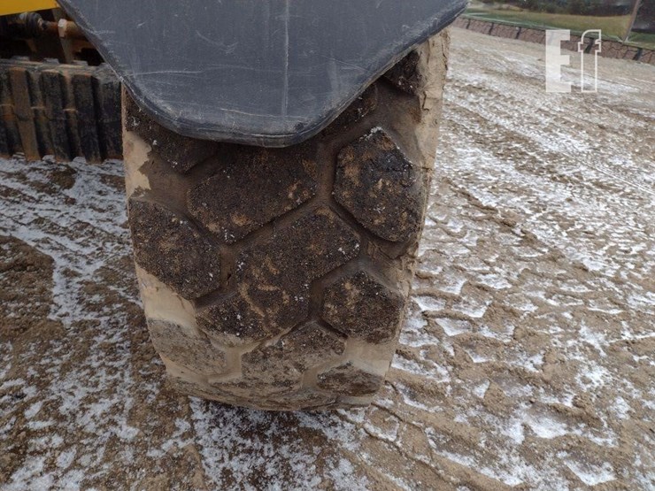 2015-caterpillar-tl1055c-image-23