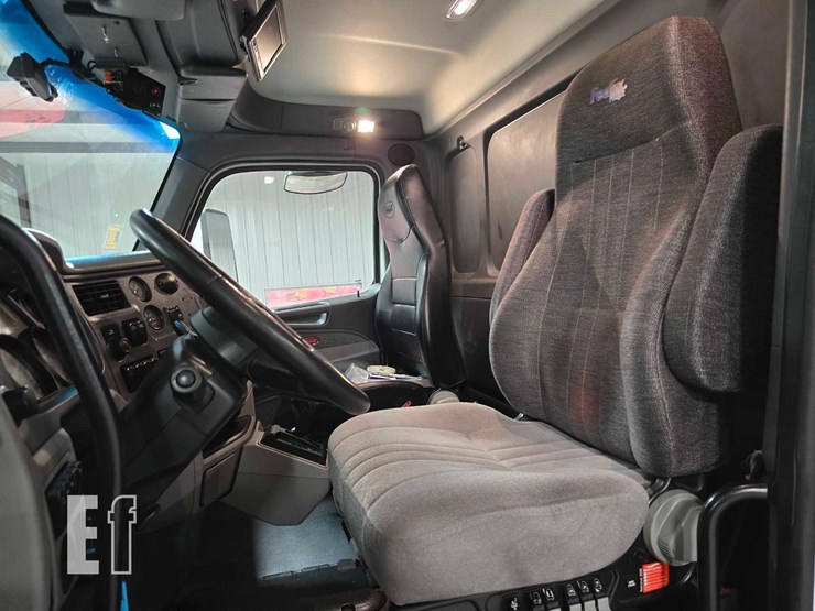 2017-peterbilt-579-image-16