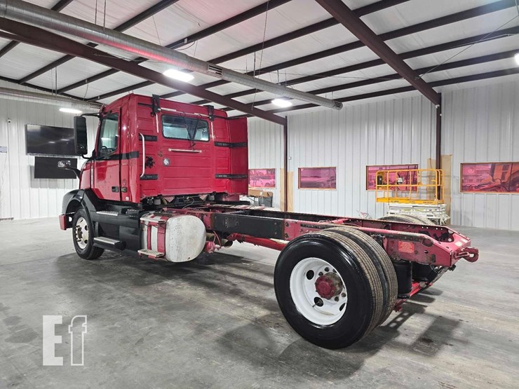 2017-volvo-vnl42300-image-4