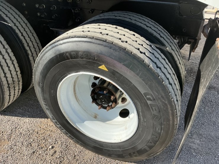 1999-freightliner-fl80-image-8