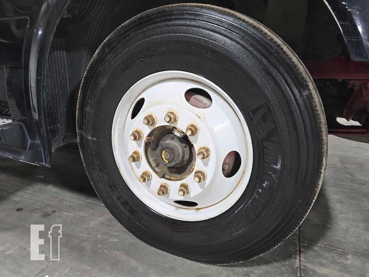 2017-volvo-vnl42300-image-19