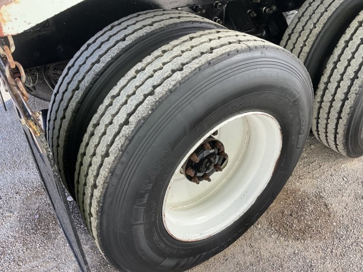 1999-freightliner-fl80-image-12