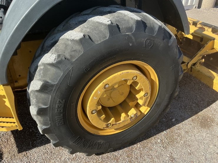 2015-deere-210l-image-9