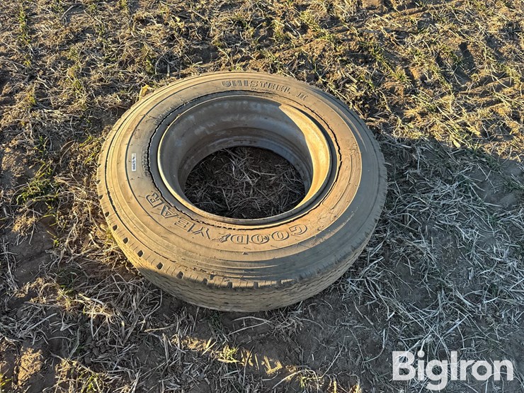 10r22.5-tire-&-rim-image-2