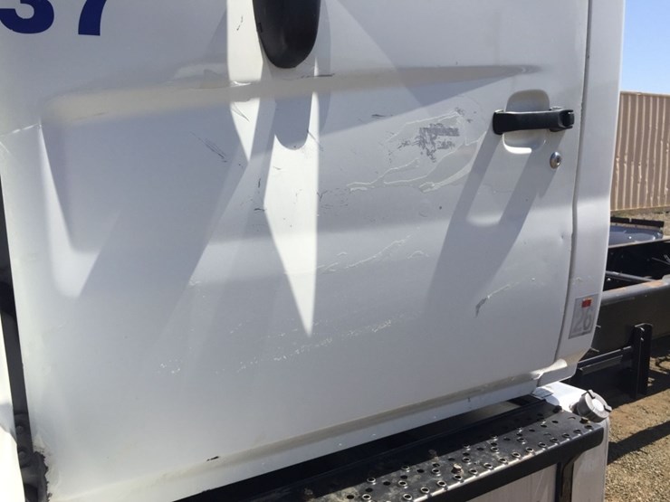 2017-hino-268a-image-15