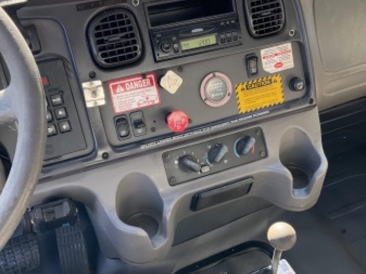 2005-freightliner-m2-dump-truck-image-23