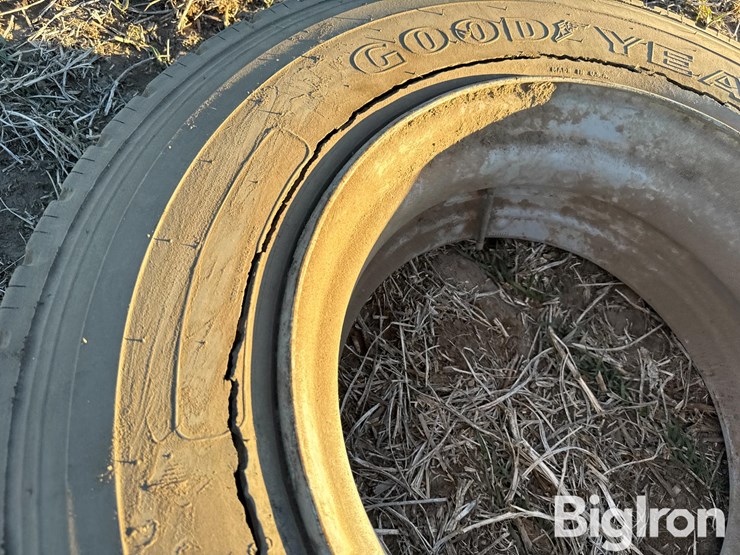 10r22.5-tire-&-rim-image-9