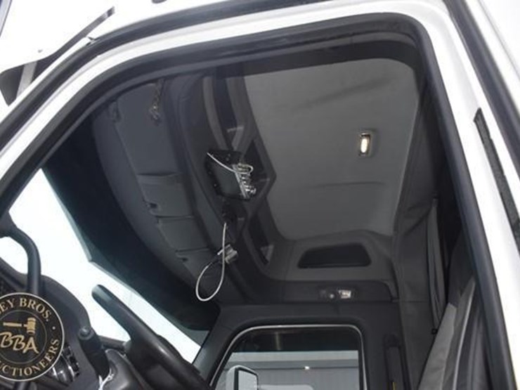 2015-peterbilt-579-image-33