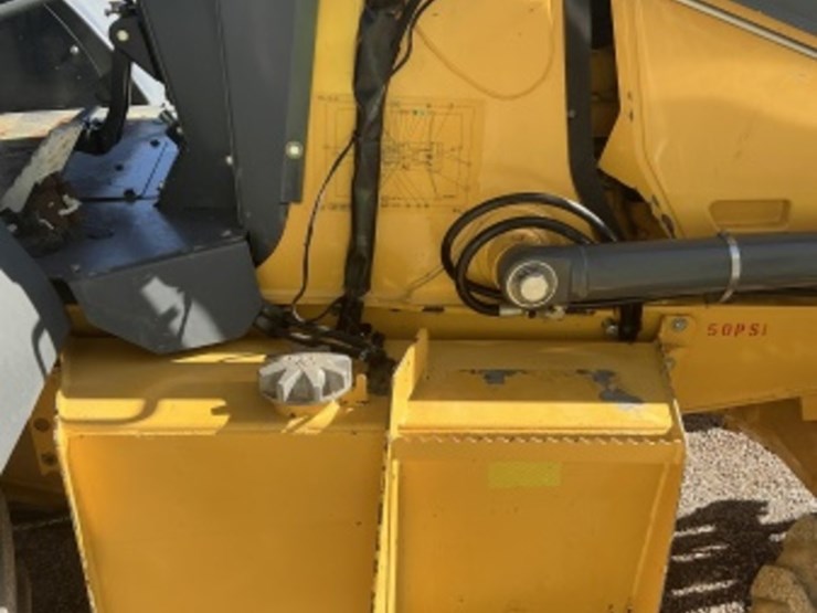 2015-deere-210l-image-15