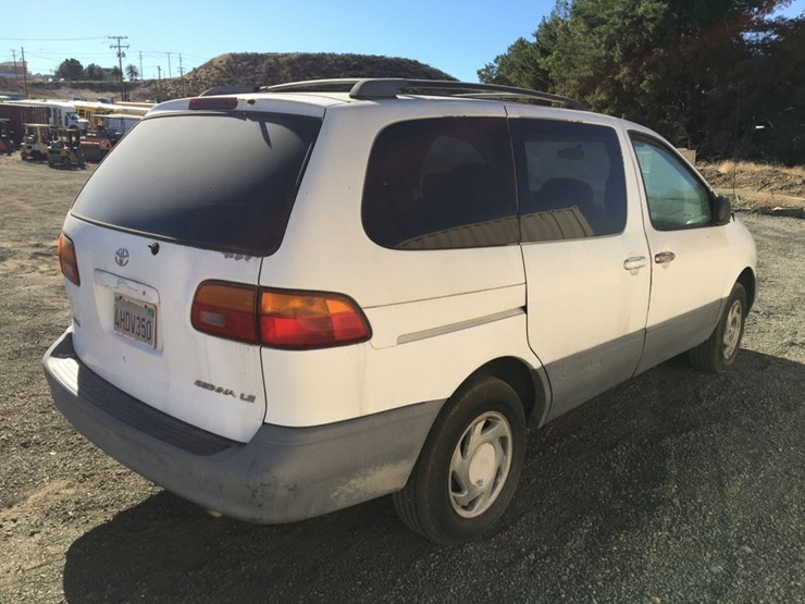 2000-toyota-sienna-le-image-3