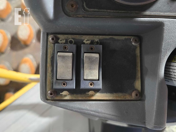 2005-caterpillar-cp-563e-image-25