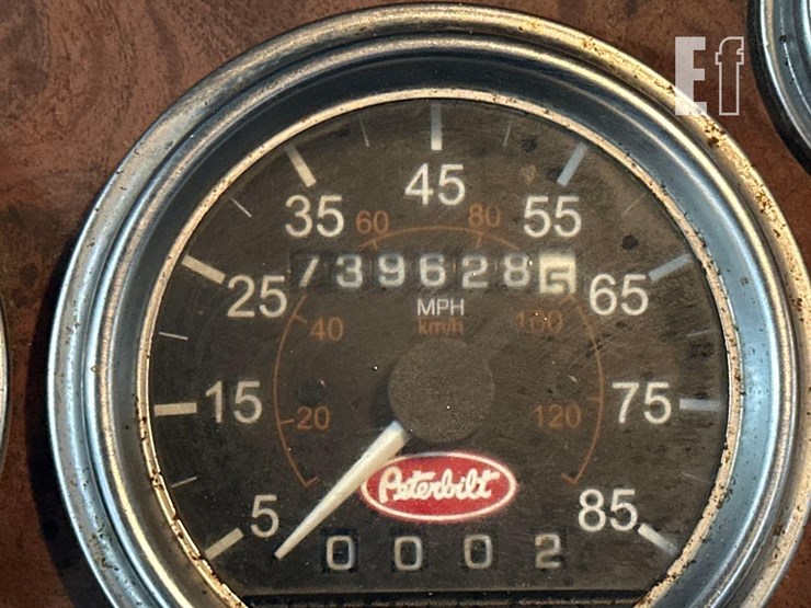 2005-peterbilt-385-image-12