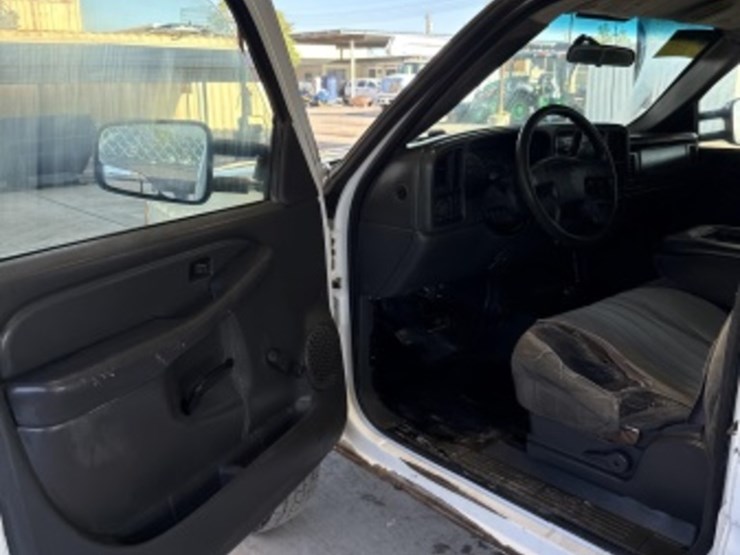 2005-gmc-sierra-3500-image-25