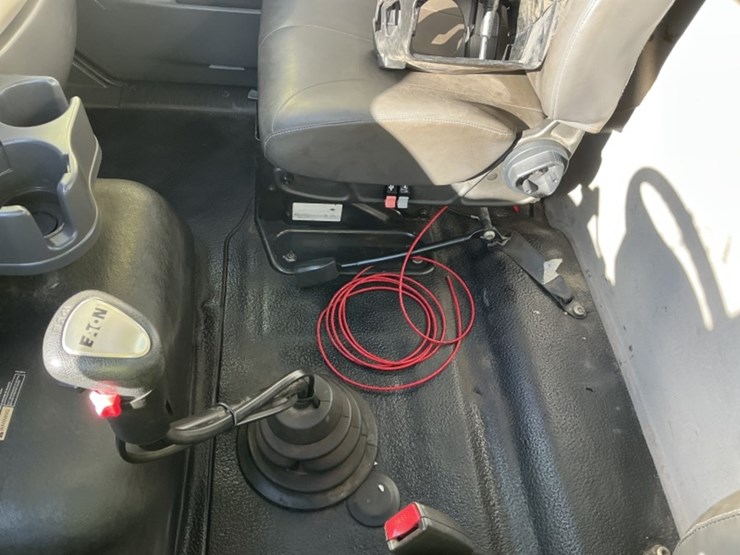 2011-international-7600-image-25