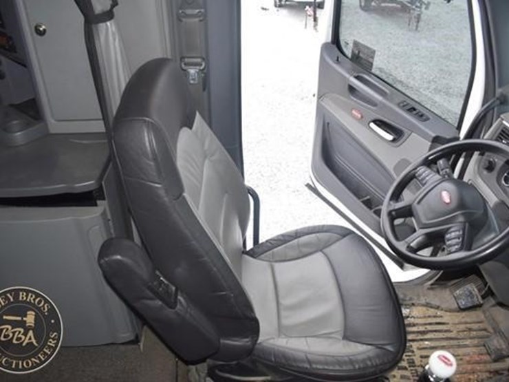 2015-peterbilt-579-image-45