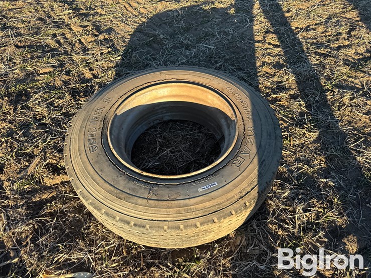 10r22.5-tire-&-rim-image-4