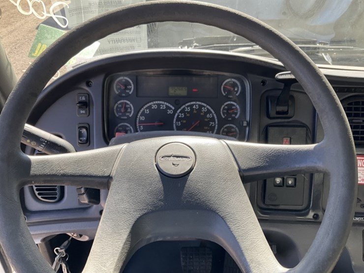 2005-freightliner-m2-dump-truck-image-19