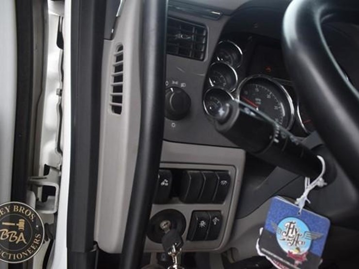 2015-peterbilt-579-image-42