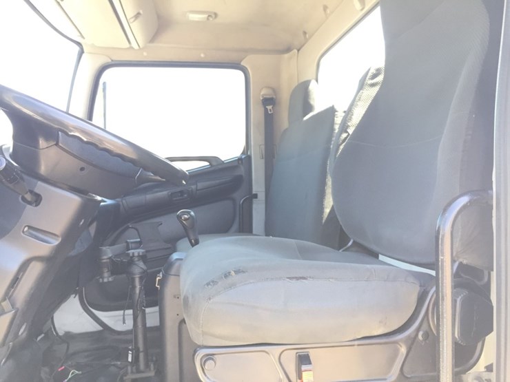 2017-hino-268a-image-8