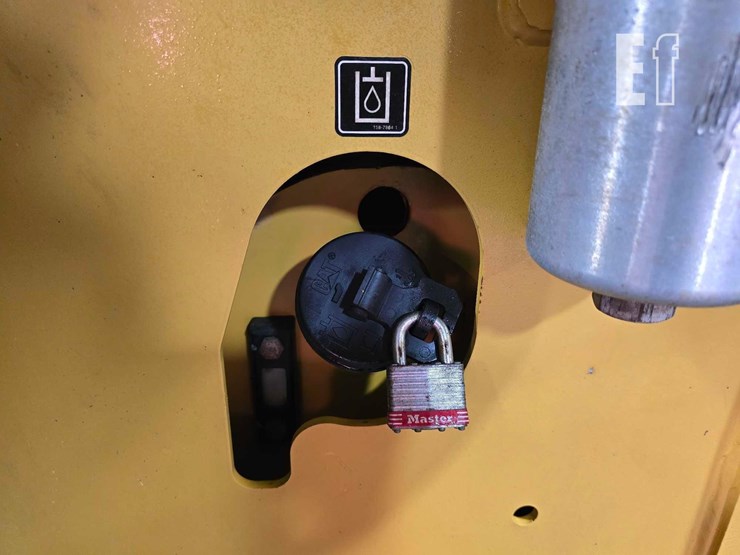 2012-caterpillar-cp56b-image-32