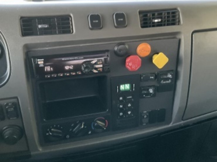 2015-peterbilt-pb348-rolloff-truck-image-26