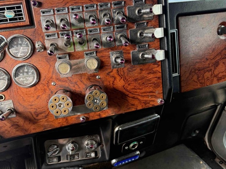 1998-peterbilt-379-image-31