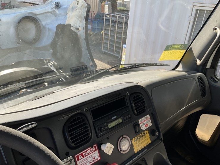 2005-freightliner-m2-dump-truck-image-22