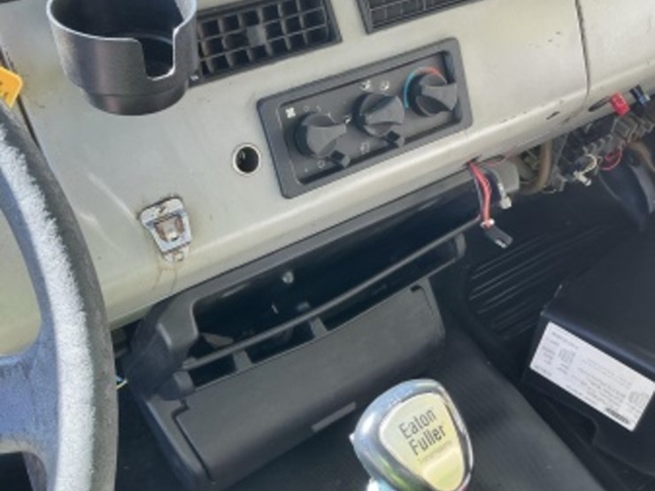 1999-freightliner-fl80-image-25