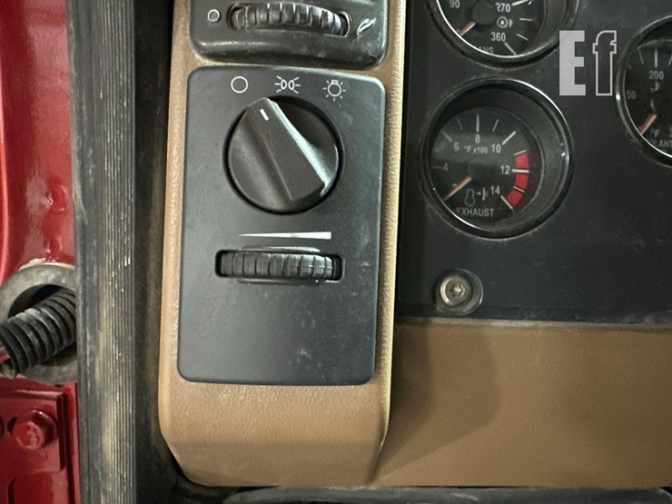 2012-mack-granite-gu713-image-25