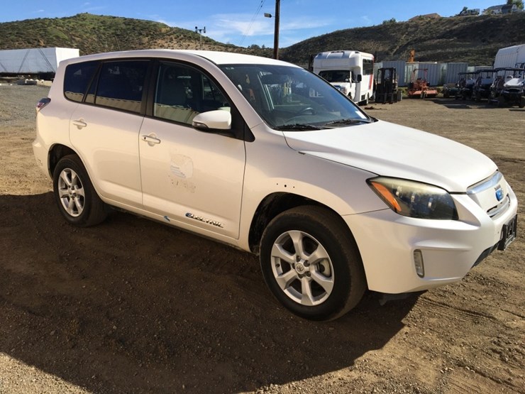 2014-toyota-rav4-image-2