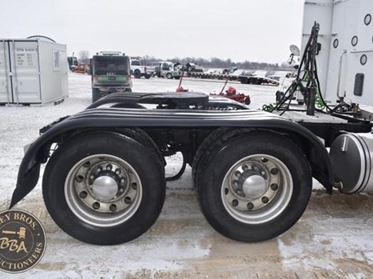 2015-peterbilt-579-image-18